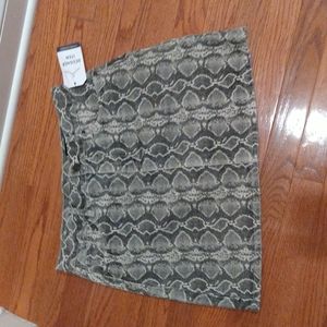 Blank nyc size 28 snake skin grey/black jean skirt